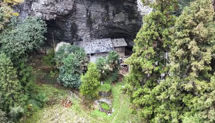 DECENIJAMA ŽIVI SAM U PEĆINI USRED ŠUME Nema komšije, a evo kako se snalazi za hranu i vodu 
