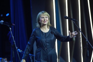 BILJA KRSTIĆ PRIMA NACIONALNU PENZIJU Na sceni je 50 godina, a ovaj iznos joj leže na račun svakog meseca 