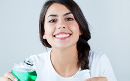 Ovo je najbolja vodica za ispiranje usta: Zubar tvrdi da čuva zube i desni, a svi je imamo u kući