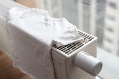 Ni u ludilu više ovo ne radite! Zašto ne smete da sušite veš na radijatoru?