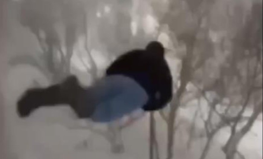 RUSKI RULET NA KAMČATKI: Entuzijasti skaču sa viših spratova zgrade u sneg! (VIDEO)