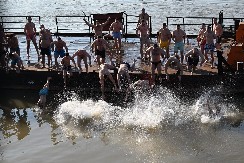 GLEDAJTE KAKO SRBI PLIVAJU ZA ČASNI KRST Veličanstvene scene u Beogradu