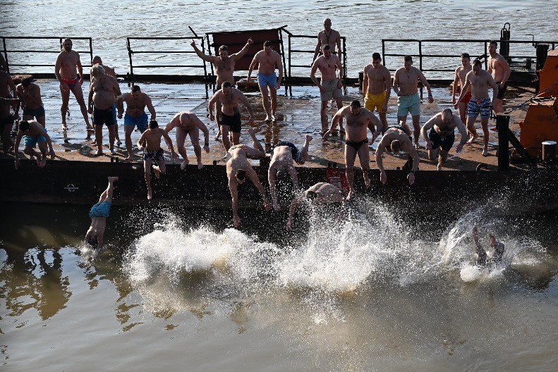 GLEDAJTE KAKO SRBI PLIVAJU ZA ČASNI KRST Veličanstvene scene u Beogradu