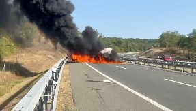 AUTOMOBIL PLANUO USRED VOŽNJE NA AUTO-PUTU Vozilo se zapalilo kod Ljiga, vozač uspeo da se spasi