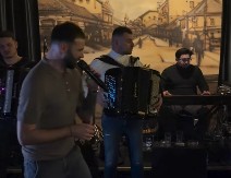 "DONELI SMO ODLUKU DA OKONČAMO NAŠ BRAK" Pevač javno saopštio da se razvodi od supruge nakon 8 godina 