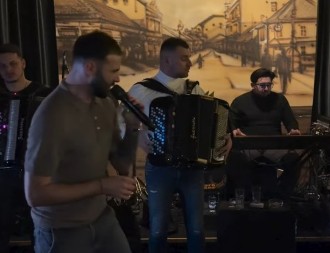 "DONELI SMO ODLUKU DA OKONČAMO NAŠ BRAK" Pevač javno saopštio da se razvodi od supruge nakon 8 godina 