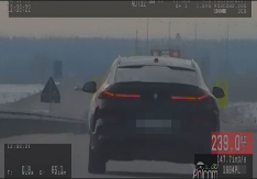 JURIO 239 KM/H KOD RUME, PRESRETAČ GA ZAUSTAVIO Nemac divljao BMW-om, odmah isključen iz saobraćaja (VIDEO)