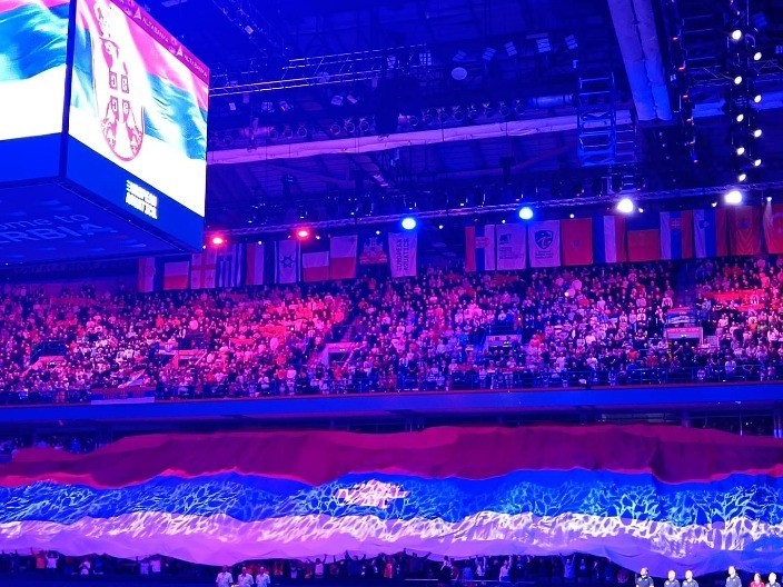 VIJORI SE SRPSKA TROBOJKA Sjajne scene u Areni pred vaterpolo klasik 