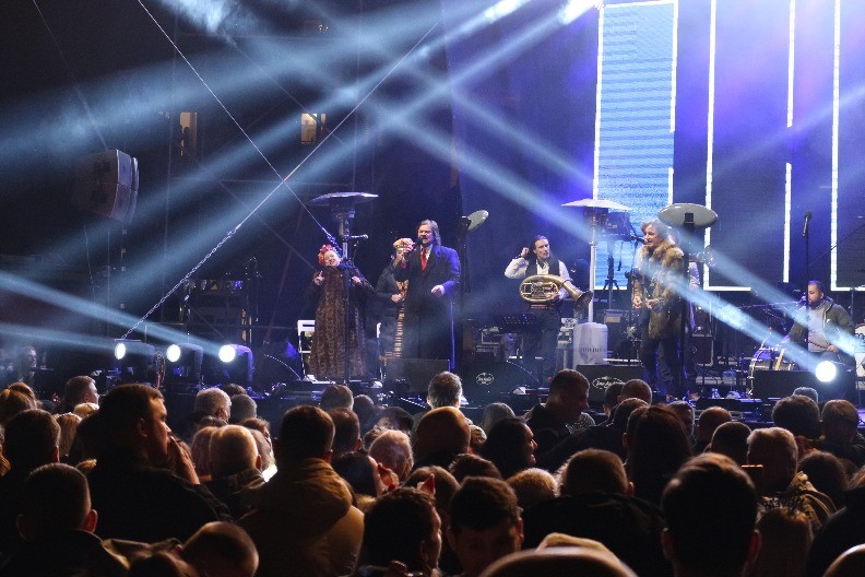 MUZIČAR PAO I POVREDIO GLAVU Hitna pomoć reagovala, koncert odmah prekinut