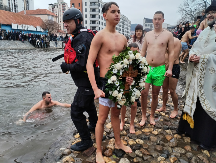 STRAHINJA (14) JE PRVI DOPLIVAO ZA ČASNI KRST Skočio je u ledenu Đetinju sa 111 Užičana