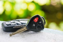 ŠTA KAD VAM SE NA KLJUČU ISPRAZNI BATERIJA? Evo kako da uđete u auto za 5 sekundi