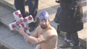 VOLJA RUŠI SVE Srpski paratriatlonac Lazar prvi doplivao do Časnog krsta