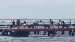 VODITELJ RTS PLIVAO ZA ČASNI KRST Daleko od Srbije neguje tradiciju, a u rukama drži ovo (FOTO) 