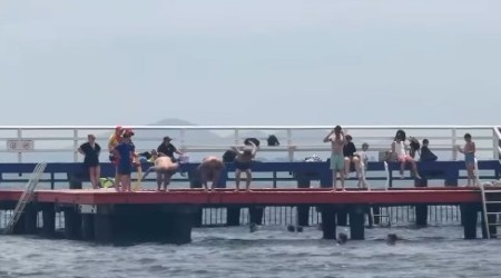 VODITELJ RTS PLIVAO ZA ČASNI KRST Daleko od Srbije neguje tradiciju, a u rukama drži ovo (FOTO) 