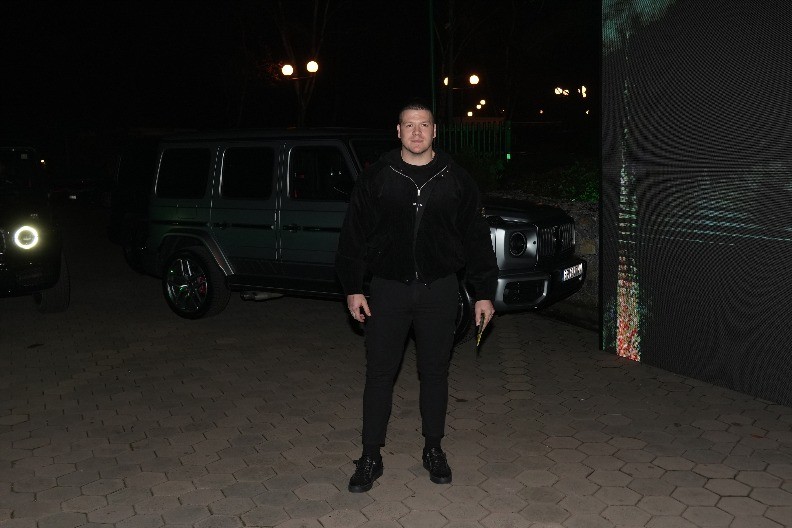 IMAO TEŠKO DETINJSTVO, A DANAS JE JEDAN OD NAJPLAĆENIJIH PEVAČA! Progovorio o bolnom periodu: "Prvi put sam sa 14 godina"