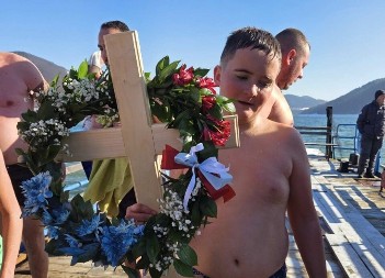 KAPA DOLE! Mladi Ognjen (12) prvi doplivao do časnog krsta na Zlatarskom jezeru (FOTO)