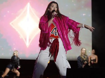 "NIKO ME NEĆE PITATI DA LI IMAM ZA RAČUNE" Naša pevačica se na nastupu slomila zbog smrti majke!