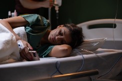 Naterao me da dam bubreg njegovoj majci, a on me ostavio u bolnici: Došao sa ljubavnicom i papirima za razvod – šok koji je sledio slama i najjače