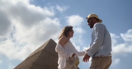 RAZVEO SE PA ZAPROSIO 23 GODINE MLAĐU Naš glumac uživa u ljubavi: "Dečko mi je tatino godište" (VIDEO) 