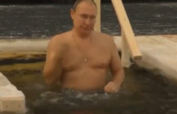 PUTIN SE SKINUO I SKOČIO U LEDENU VODU Tri puta zaronio, tri puta se prekrstio (VIDEO)