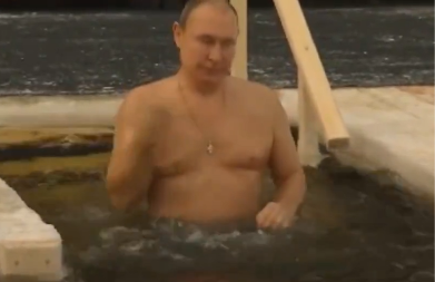 PUTIN SE SKINUO I SKOČIO U LEDENU VODU Tri puta zaronio, tri puta se prekrstio (VIDEO)