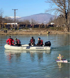ŽANDARMERIJA OBEZBEĐIVALA PLIVANJE ZA ČASNI KRST Pripadnici MUP-a brinuli o bezbednosti učesnika