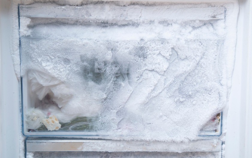 Nikada se više neće toliko nakupiti da ne može da se očistite danima: Evo kako da vam se led više nikada ne stvori u zamrzivaču