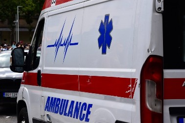  KOLIMA UDARIO U ZID KUĆE  Jeziv udes u Zemunu, vozač završio na reanimaciji