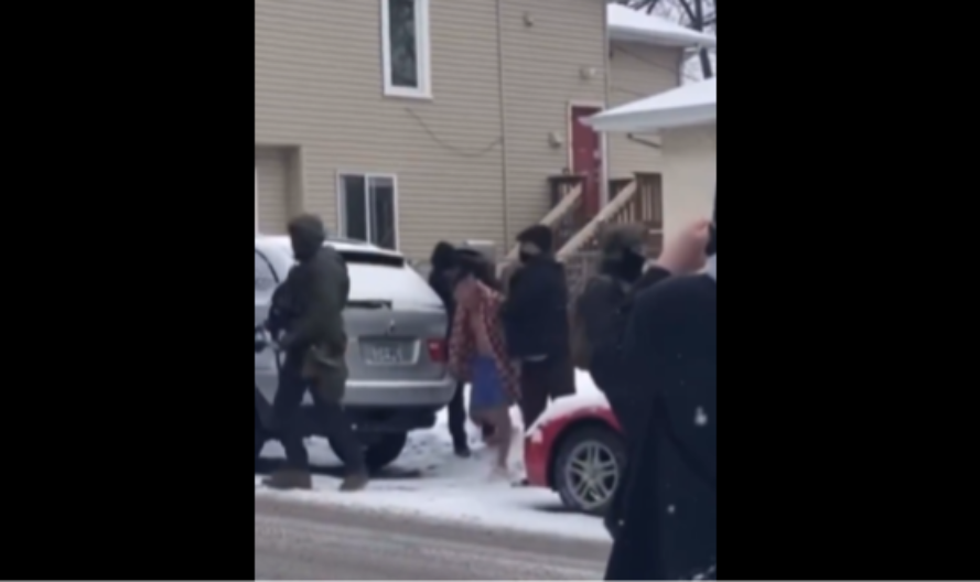 IZVUKLI MUŠKARCA POLUGOLOG NA MINUS 10 IZ KUĆE Snimljena brutalna akcija ICE službenika (VIDEO)