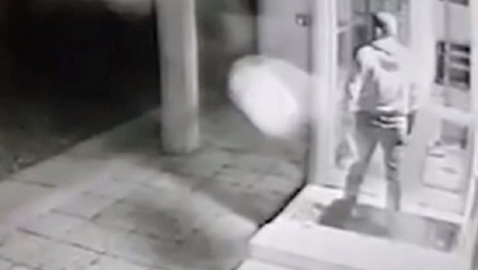 POLICIJA TRAGA ZA NENADOM ALAJBEGOVIĆEM ZBOG ORUŽJA Potraga raspisana posle pucnjave u restoranu u kojoj je ranjen njegov prijatelj