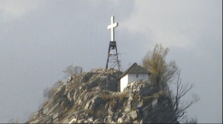 NA VRH BRDA STOJI CRKVA Ovo je najmanja svetinja na u Srbiji 