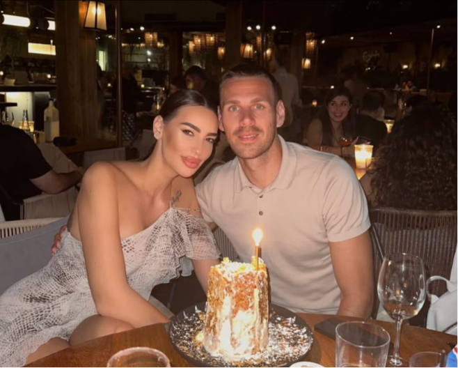 POP DOŠAO U DOM KATARINE GRUJIĆ I MARKA GOBELJIĆA Pevačica pokazala kako se kod njih slavi Sveti Jovan! (FOTO)