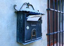 JEZIVA PORUKA U SANDUČETU Komšinica se sledila kad je pročitala – prizor u kući LEDI KRV!