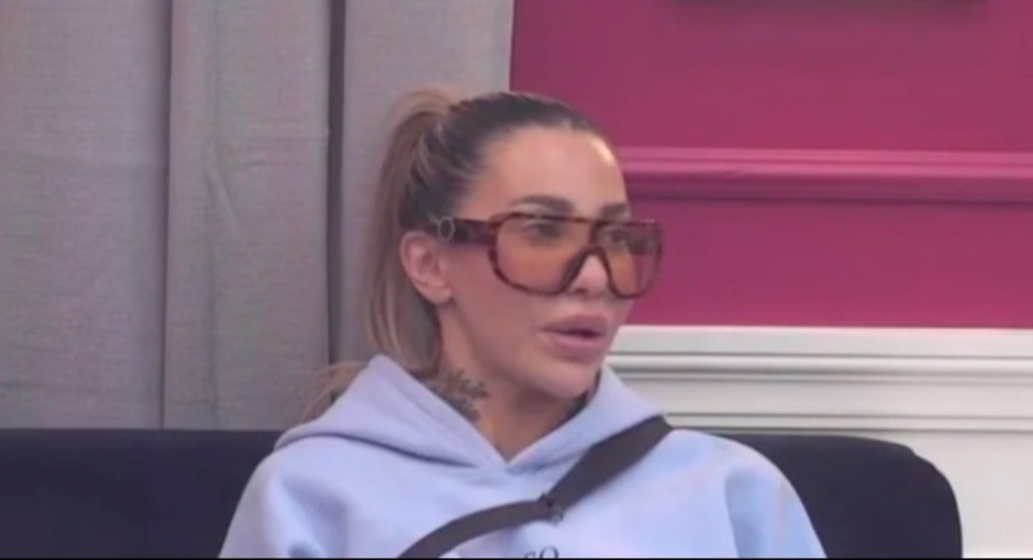 ANELI AHMIĆ NA STUBU SRAMA! Htela da osvoji Filipa, a pokušala da smuva Janjuša, raskrinkana potpuno, cimeri se urotili protiv nje! (FOTO)