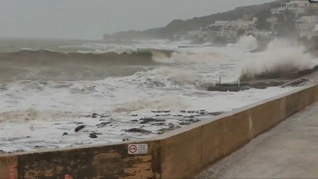 VETAR ČUPA STABLA, TALASI VISOKI I PO NEKOLIKO METARA Nezapamćena oluja pogodila jednu od omiljenih destinacija Srba
