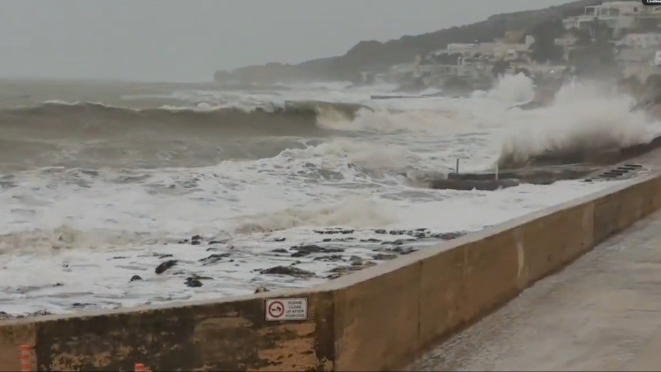 VETAR ČUPA STABLA, TALASI VISOKI I PO NEKOLIKO METARA Nezapamćena oluja pogodila jednu od omiljenih destinacija Srba
