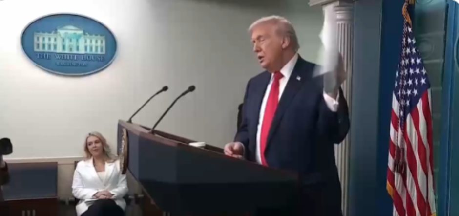 NAJVIRALNIJI TRENUTAK SA TRAMPOVE KONFERENCIJE Snimak njegovog poteza se širi mrežama (VIDEO)