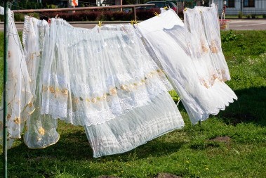 ZABORAVITE IZBELJIVAČ Pomoću ovog trika Srpkinje peru zavese – rezultat ODUŠEVLJAVA!