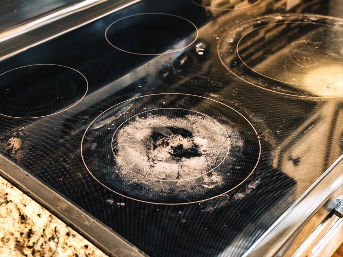 GOTOVO ZA TREN OKA Rešite se ogrebotina na indukcionoj ploči brzo i jednostavno