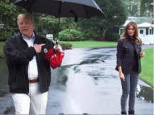 TRAMP OSTAVIO MELANIJU DA KISNE, ZGRABIO KIŠOBRAN SAMO ZA SEBE: "Plaši se da mu se ten ne spere" 