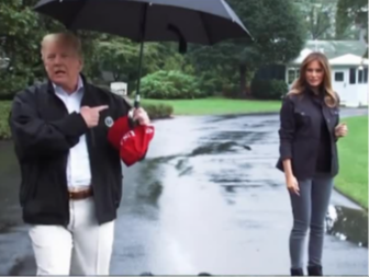 TRAMP OSTAVIO MELANIJU DA KISNE, ZGRABIO KIŠOBRAN SAMO ZA SEBE: "Plaši se da mu se ten ne spere" 