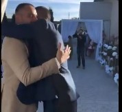 „ŠTA TI JE, ČOVEČE?!“ Mladoženja preskočio mladu i bacio se kumu u zagrljaj – mreže POLUDELE