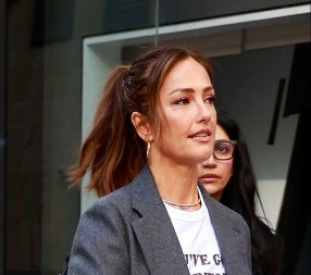 Evo suknje za kojom su odlepile Beograđanke: Možete da je kupite za 2.000 dinara, ali prvo pročešljajte mamin ili bakin orman, naći ćete je sigurno