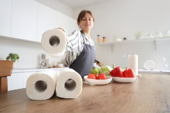 KRAJ POPLAVAMA U KUHINJI! ŠOK TRIK od 10 DINARA koji domaćice OBOŽAVAJU – papirni ubrus rešava problem za minut!