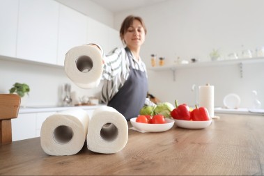 KRAJ POPLAVAMA U KUHINJI! ŠOK TRIK od 10 DINARA koji domaćice OBOŽAVAJU – papirni ubrus rešava problem za minut!