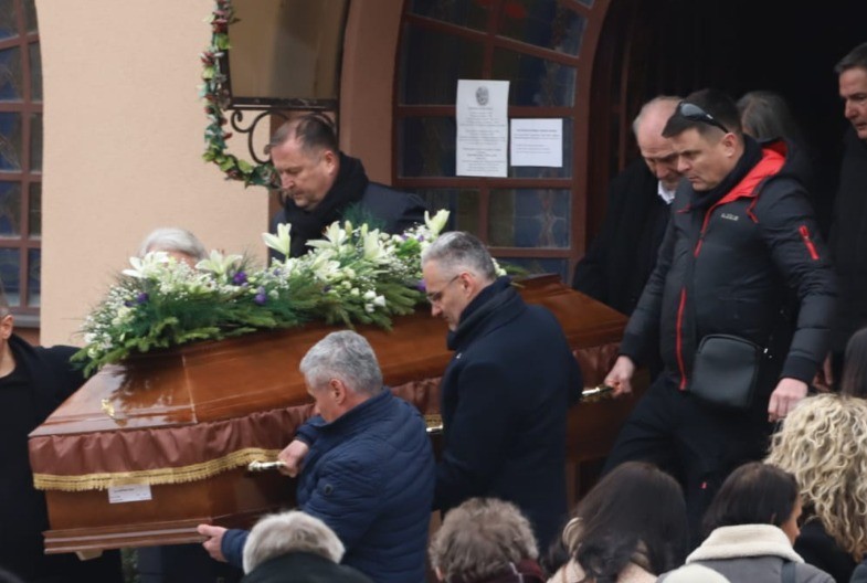 MIKINA UDOVICA U SUZAMA Sveštenici održali opelo učitelju glume (VIDEO)