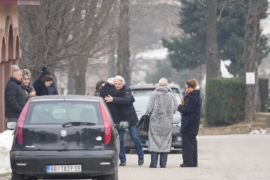 BIZARNOST NA SAHRANI MIKE ALEKSIĆA Žena Duleta Savića šokirala!