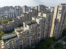 HOROR SCENA U ZGRADI Komšija prešao granicu – ostavio brutalnu poruku, njena reakcija JE LEGENDARNA (FOTO)