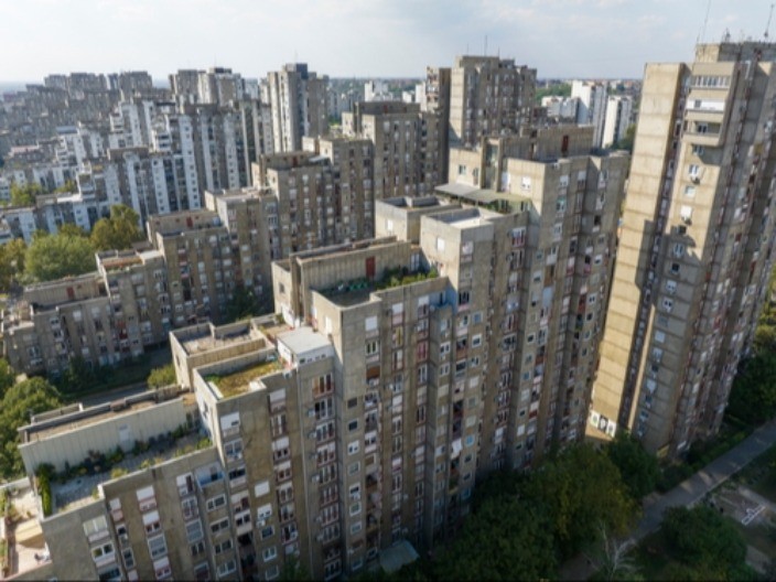 HOROR SCENA U ZGRADI Komšija prešao granicu – ostavio brutalnu poruku, njena reakcija JE LEGENDARNA (FOTO)