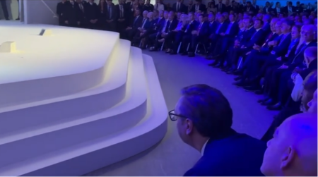 PRVI RED U DAVOSU: Vučić prati obraćanje američkog predsednika